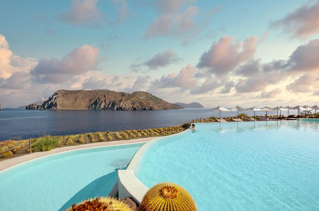 basen z widokiem na ocean w obiekcie Therasia Resort Sea and SPA - The Leading Hotels of the World w mieście Vulcano