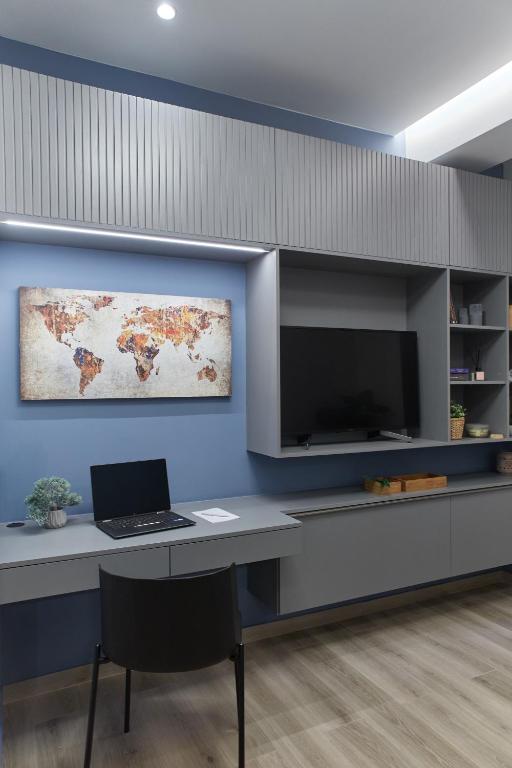 Telewizja i/lub zestaw kina domowego w obiekcie Artemis Suite at Acropolis Historic Center