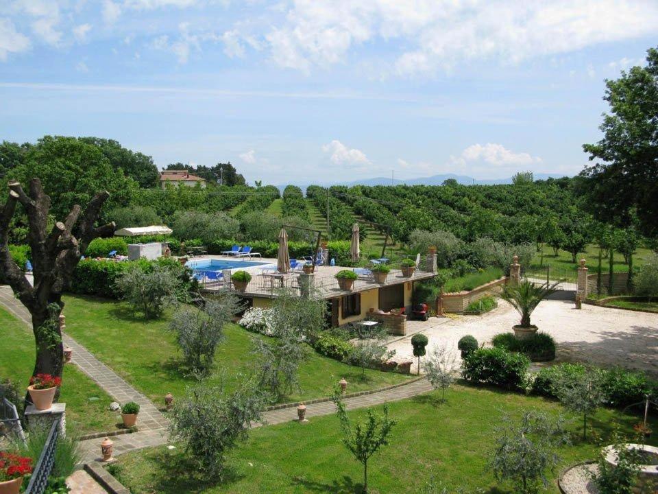 eine Luftansicht auf einen Garten mit einem Pool in der Unterkunft La Famiglia in Vasanello