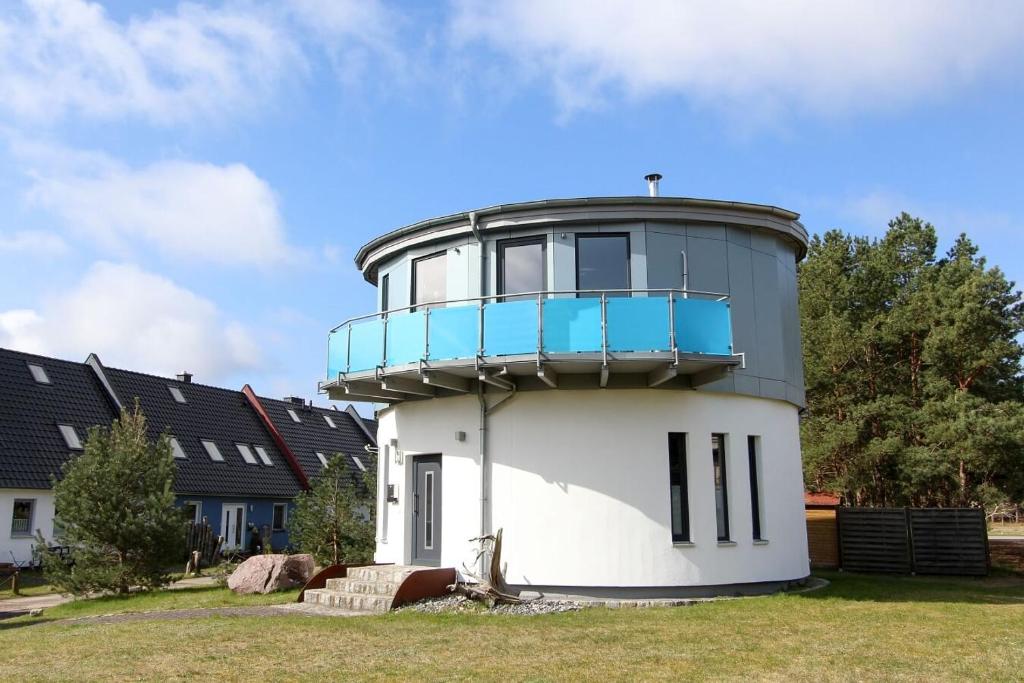 un faro con un balcone in cima di Wasserturm a Pruchten
