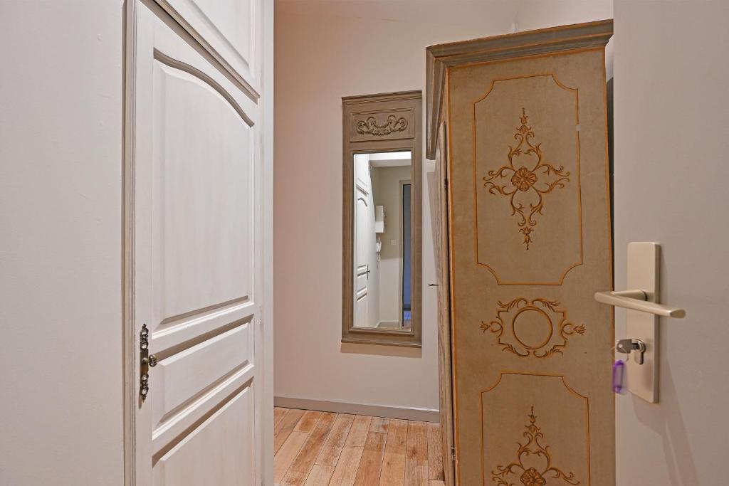 Fotografia z galérie ubytovania Au cœur des Papes, dans bâtisse de charme studios & appartements en cœur de ville v Avignone