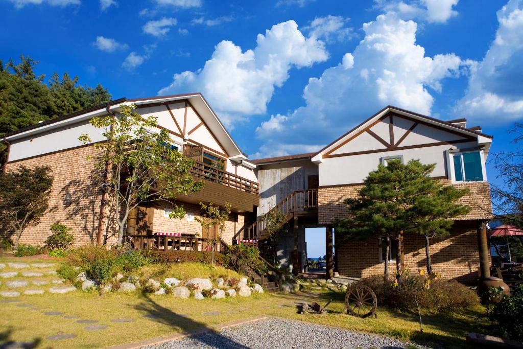 - une vue sur l'extérieur d'une maison dans l'établissement Casa Seorak Bed and Breakfast, à Sokcho