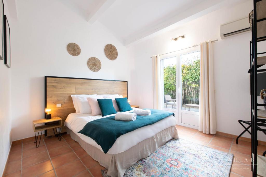 - une chambre avec un grand lit et une fenêtre dans l'établissement Villa B, à Salernes