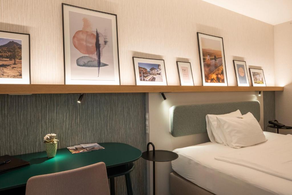 Postel nebo postele na pokoji v ubytování Hotel Münchwilen