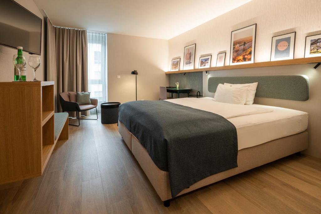 Postel nebo postele na pokoji v ubytování Hotel Münchwilen