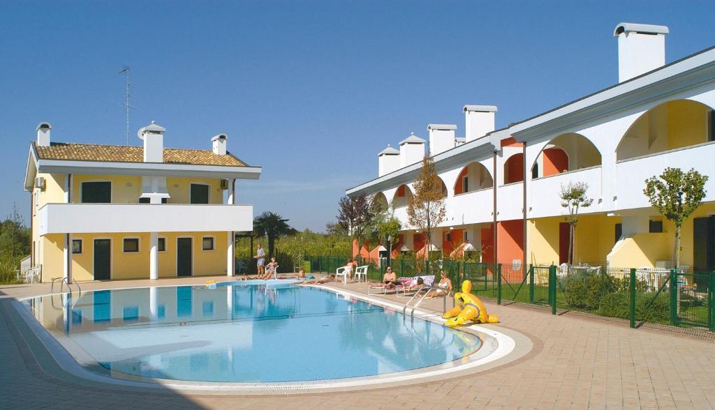 una gran piscina frente a un edificio en Amazing apartment with terrace for 5 guests, en Bibione