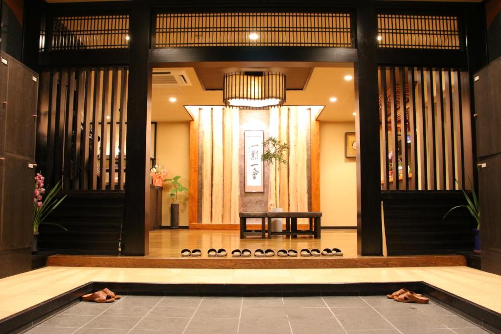 un vestíbulo con una mesa y una alfombra en el suelo en Maruyama Onsen Kojyokan, en Minami Uonuma