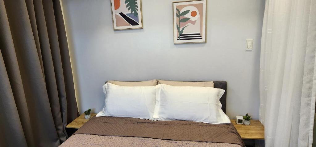 ein Schlafzimmer mit einem Bett mit zwei Kissen darauf in der Unterkunft Azure urban residences 1BR Unit fits max 3 persons in Manila