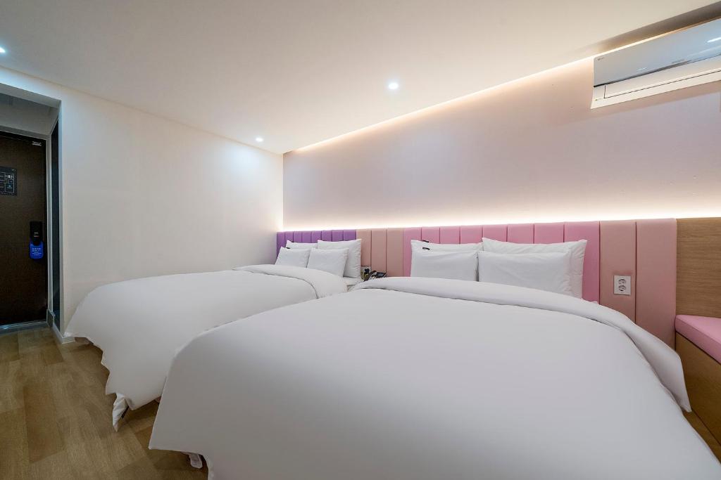 Postel nebo postele na pokoji v ubytování Browndot Hotel Namchuncheon
