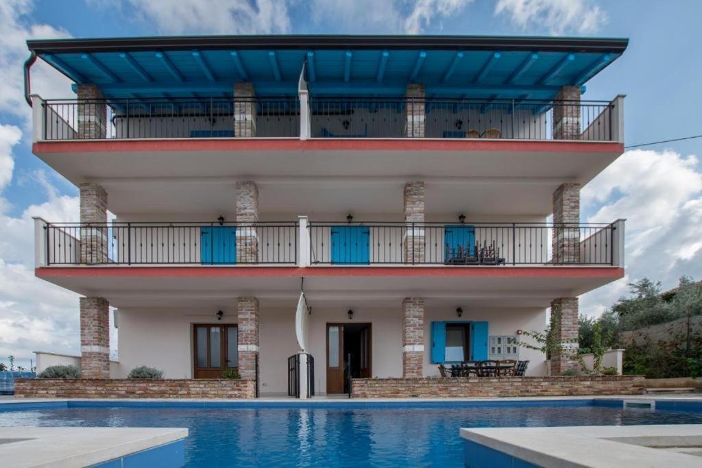Bazén v ubytování Apartman Lina nebo v jeho okolí