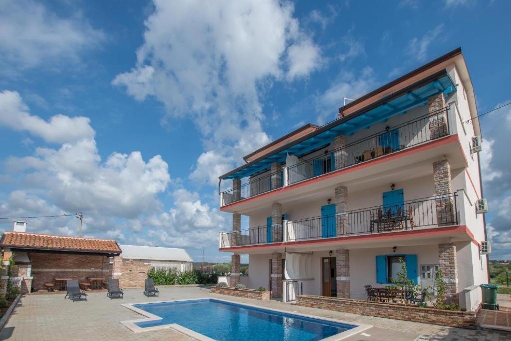 Bazén v ubytování Apartman Lina nebo v jeho okolí