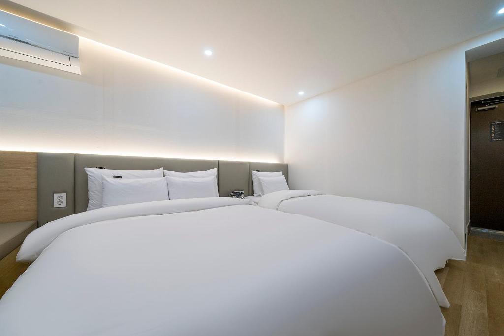 Postel nebo postele na pokoji v ubytování Browndot Hotel Namchuncheon