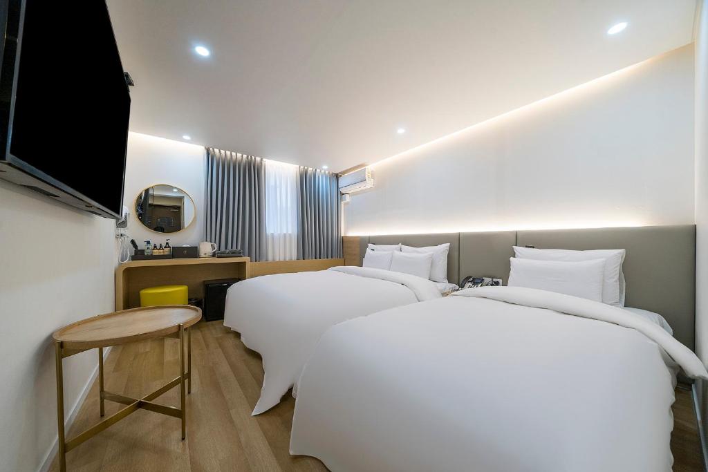 Postel nebo postele na pokoji v ubytování Browndot Hotel Namchuncheon