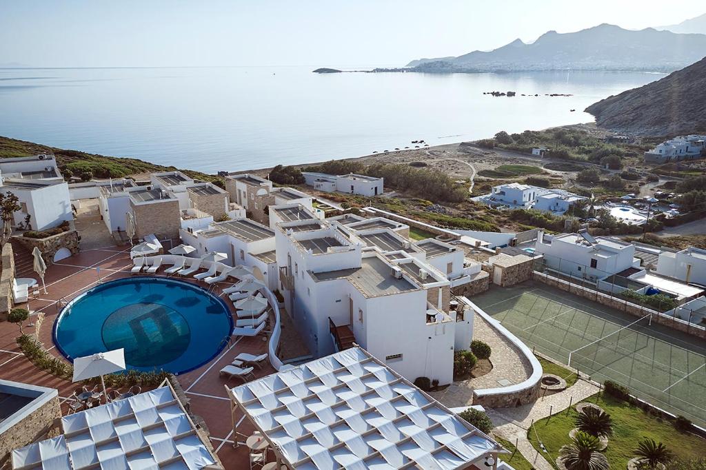 una vista aérea de un complejo y del océano en Naxos Magic Village en Stelida