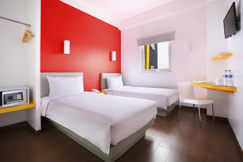 Postel nebo postele na pokoji v ubytování Amaris Hotel Bekasi Barat