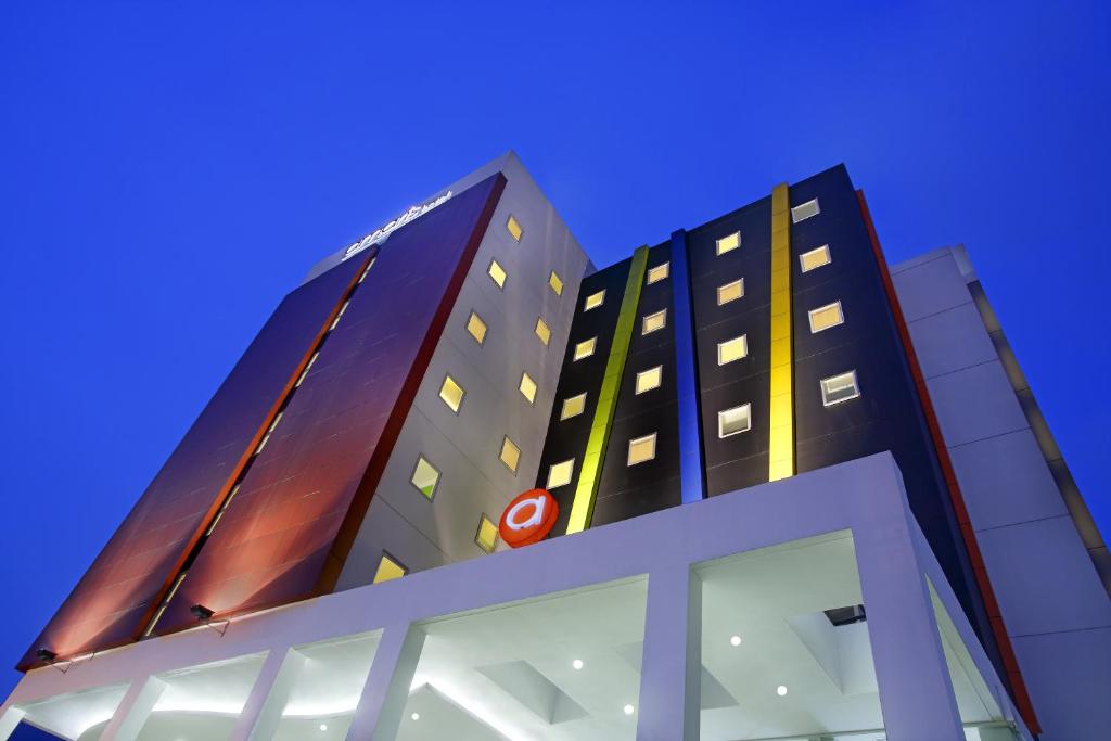 un edificio alto con un cielo blu sullo sfondo di Amaris Hotel Bekasi Barat a Bekasi