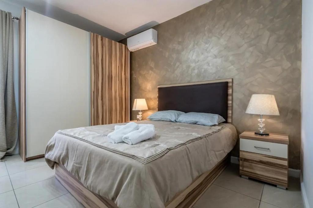 Postel nebo postele na pokoji v ubytování Modern apt Kalkara seafront!