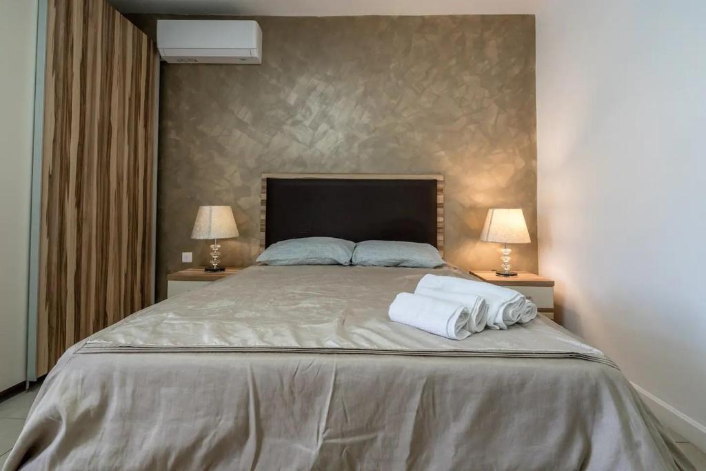 Postel nebo postele na pokoji v ubytování Modern apt Kalkara seafront!