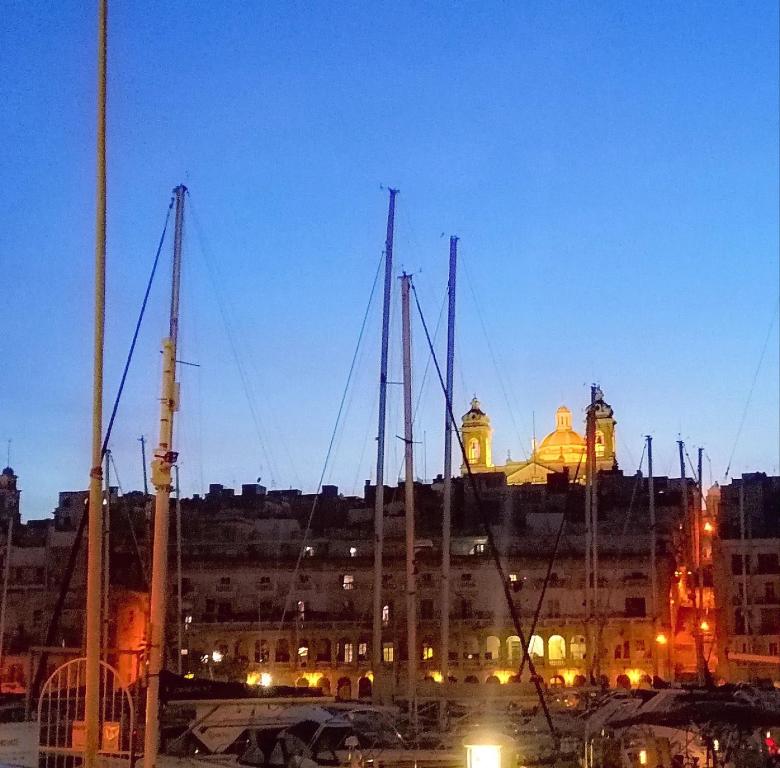 Nespecifikovaný výhled na destinaci Kalkara nebo výhled na město při pohledu z apartmánu