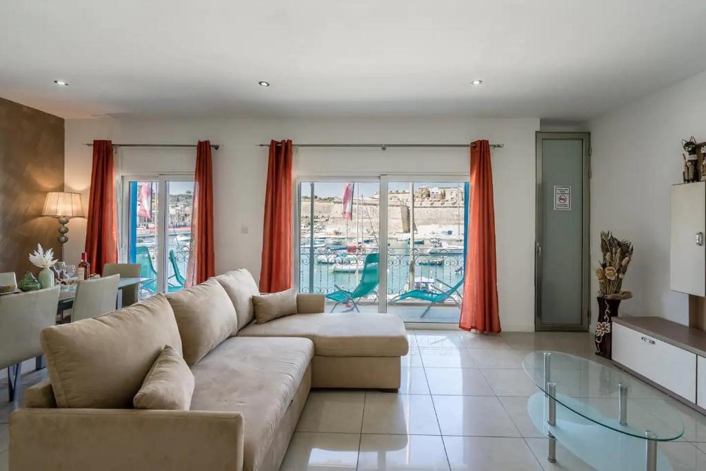Posezení v ubytování Modern apt Kalkara seafront!