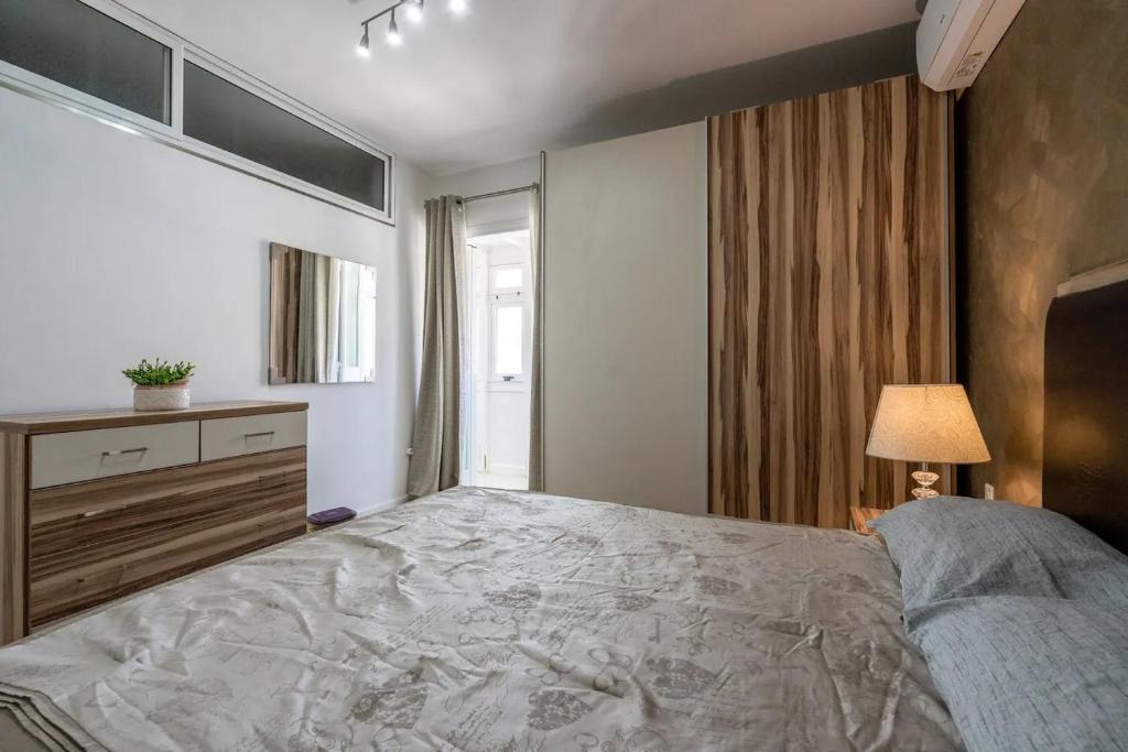 Postel nebo postele na pokoji v ubytování Modern apt Kalkara seafront!