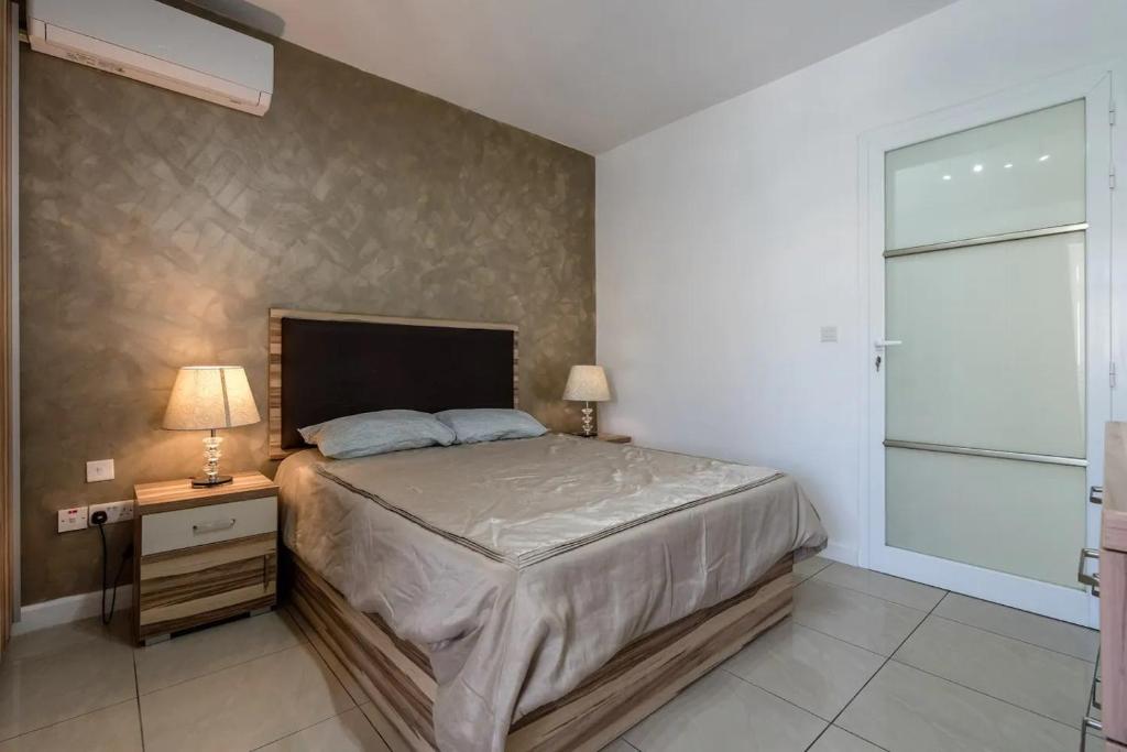 Postel nebo postele na pokoji v ubytování Modern apt Kalkara seafront!