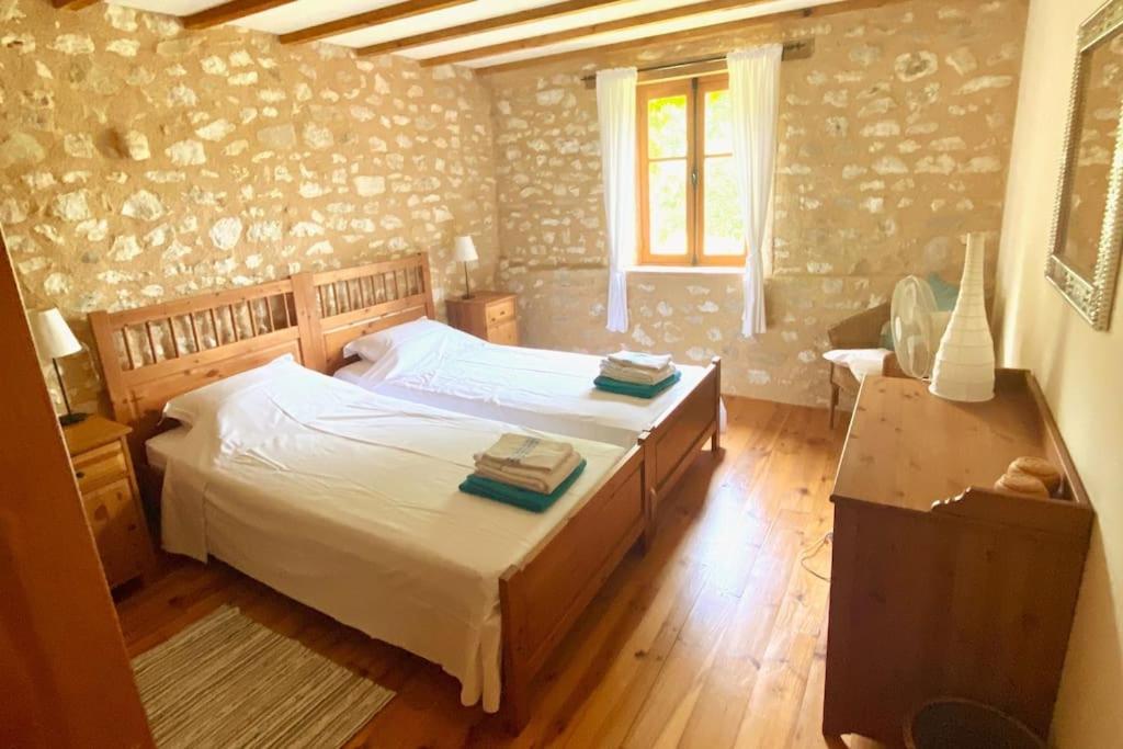 Fotografia z galérie ubytovania La Petite toscane, gîte familial avec piscine et jacuzzi v destinácii Castelnau-de-Montmiral