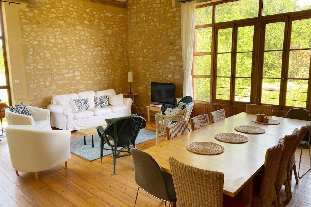 Fotografia z galérie ubytovania La Petite toscane, gîte familial avec piscine et jacuzzi v destinácii Castelnau-de-Montmiral