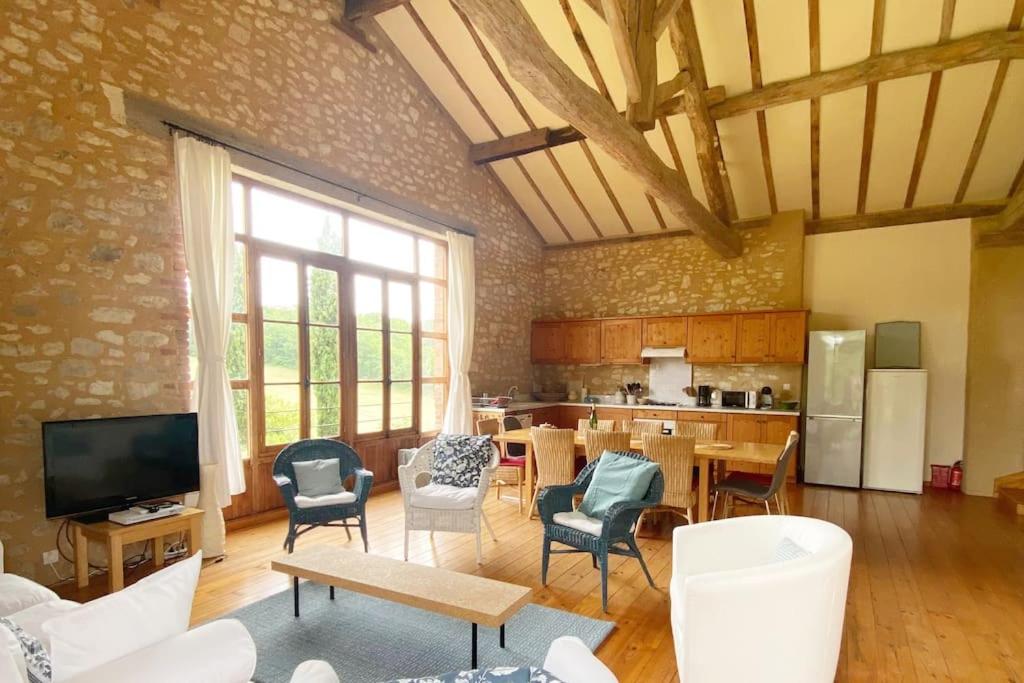 Fotografia z galérie ubytovania La Petite toscane, gîte familial avec piscine et jacuzzi v destinácii Castelnau-de-Montmiral