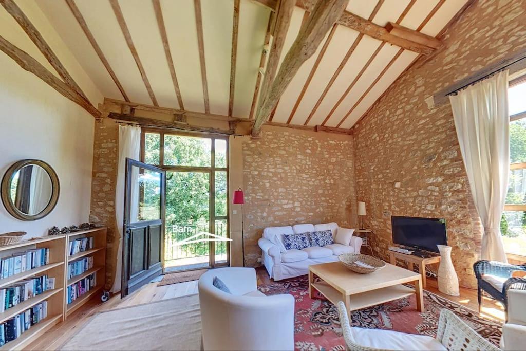 Fotografia z galérie ubytovania La Petite toscane, gîte familial avec piscine et jacuzzi v destinácii Castelnau-de-Montmiral
