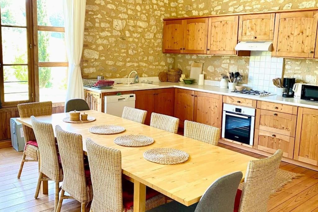 Fotografia z galérie ubytovania La Petite toscane, gîte familial avec piscine et jacuzzi v destinácii Castelnau-de-Montmiral