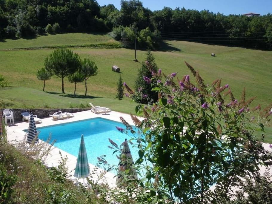 Fotografia z galérie ubytovania La Petite toscane, gîte familial avec piscine et jacuzzi v destinácii Castelnau-de-Montmiral
