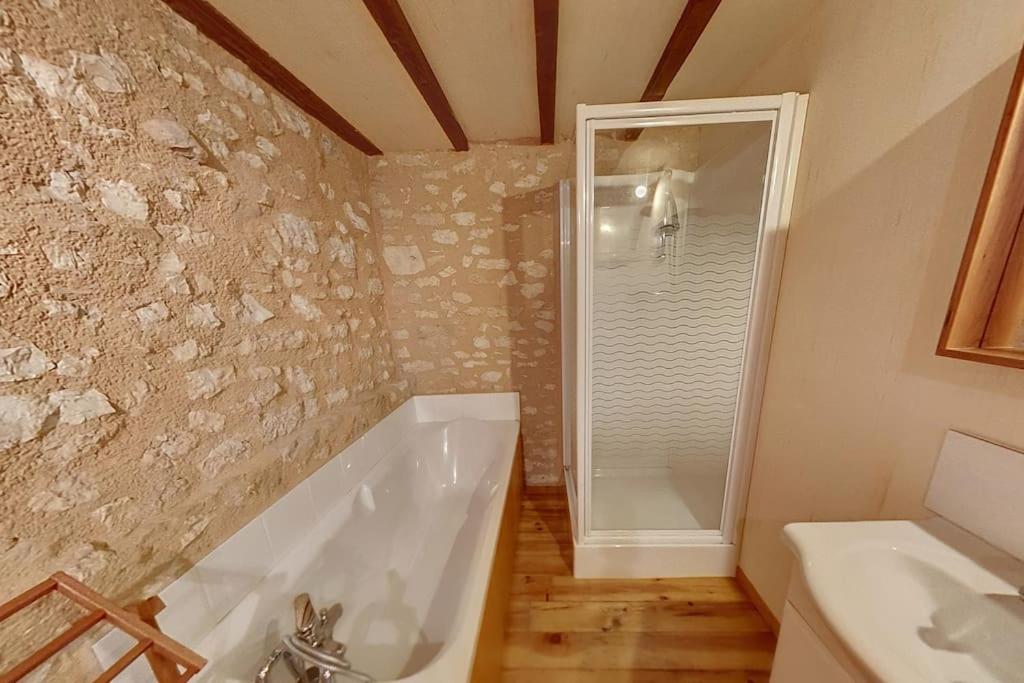 Fotografia z galérie ubytovania La Petite toscane, gîte familial avec piscine et jacuzzi v destinácii Castelnau-de-Montmiral
