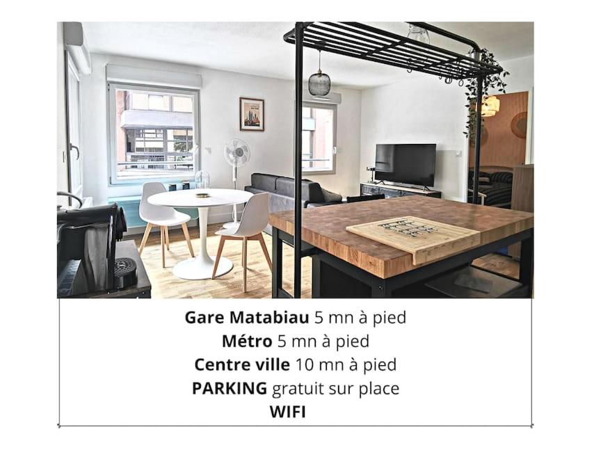 Una sala de estar con una mesa y un comedor. en Chez Serge - Petit Matabiau - 2/4 pers - Pkg/Centre, en Toulouse
