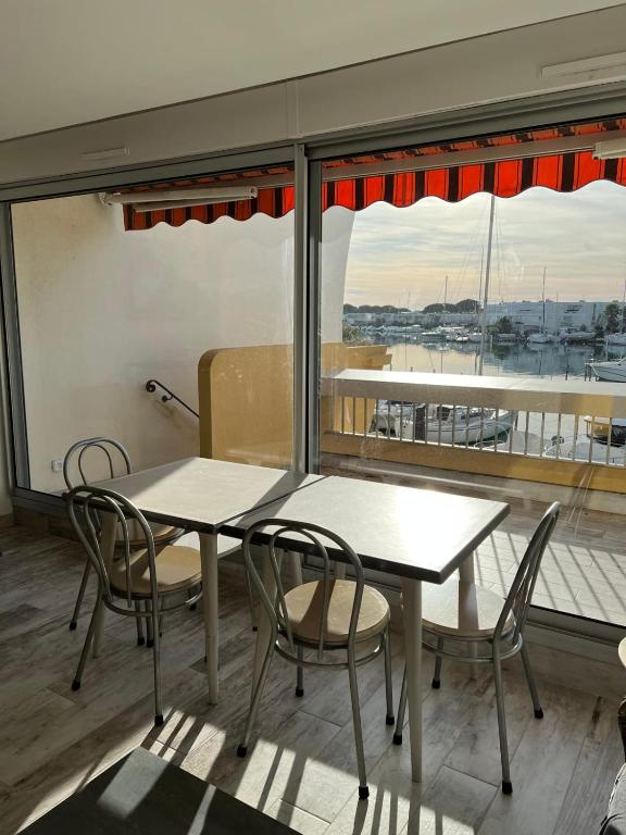 Balkón alebo terasa v ubytovaní La Marina de Lairan 2 chambres terrasse vue Port de Plaisance