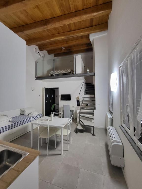 a kitchen and dining room with a table and chairs at Residenza Solferino in Corniglia