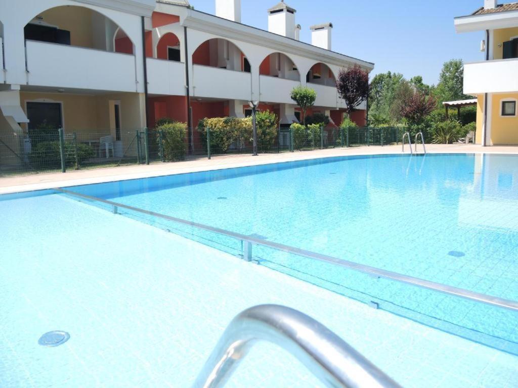 Cozy apartment with terrace and swimming pool near the beach