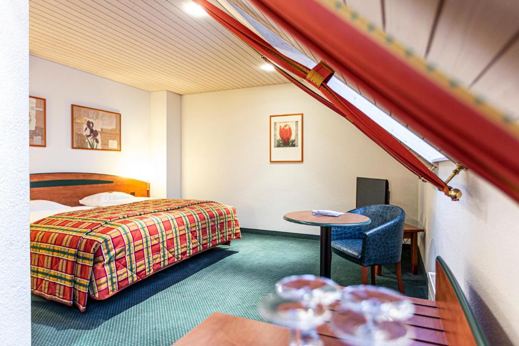 Postel nebo postele na pokoji v ubytování Hotel Münchwilen