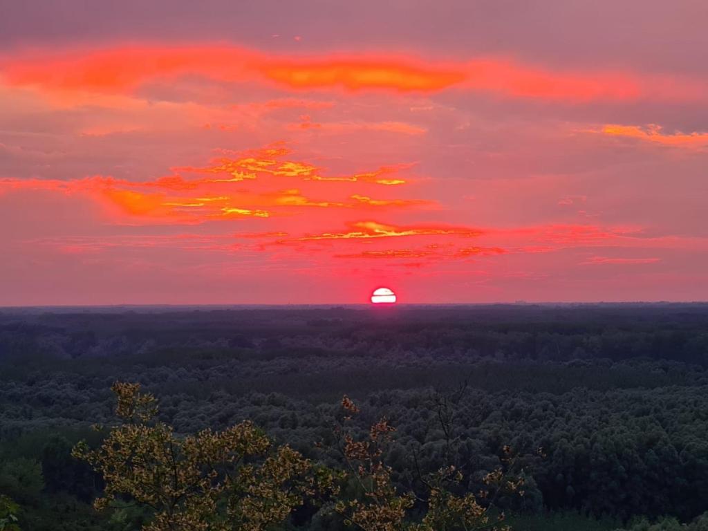 Východ nebo západ slunce při pohledu z prázdninového domu nebo okolí