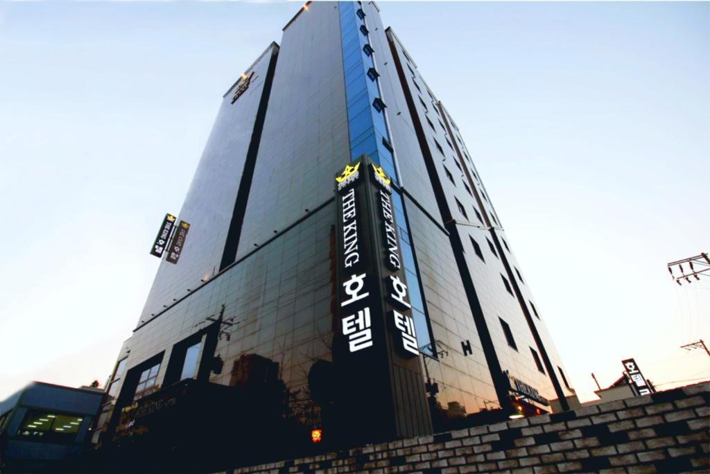 un edificio con un cartel en el costado en The King Hotel en Busan