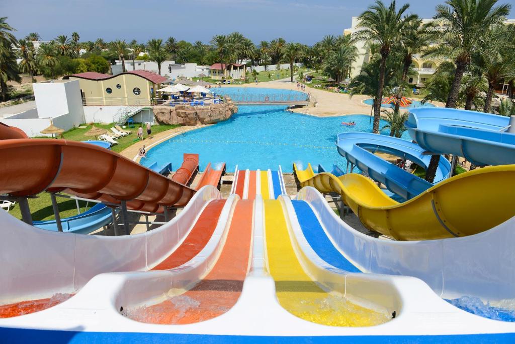 een waterglijbaan bij een waterpark bij One Resort Jockey Monastir in Monastir