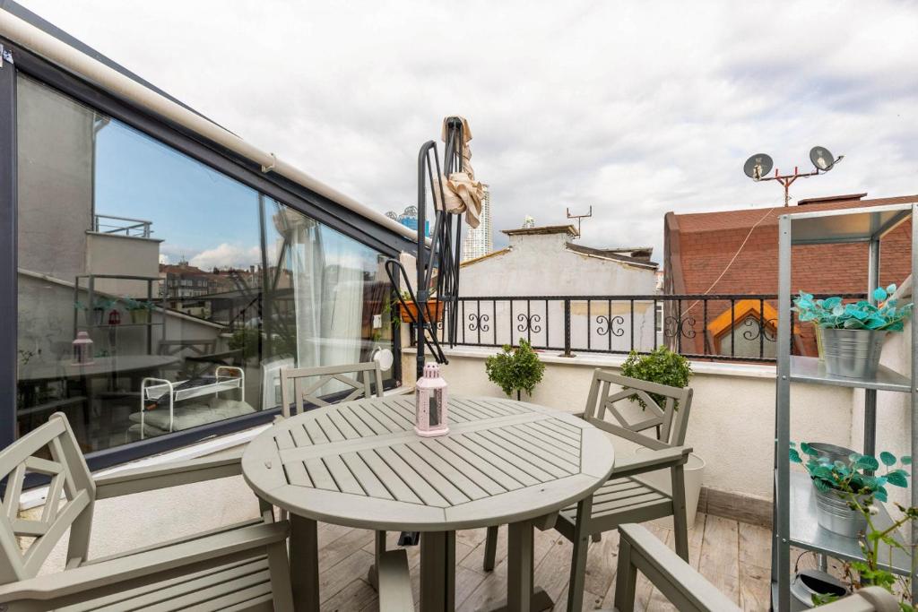 Exquisite Flat with Terrace in Nisantasi