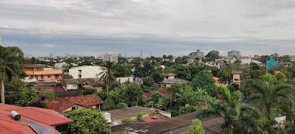Nespecifikovaný výhled na destinaci Kolombo nebo výhled na město při pohledu z apartmánu