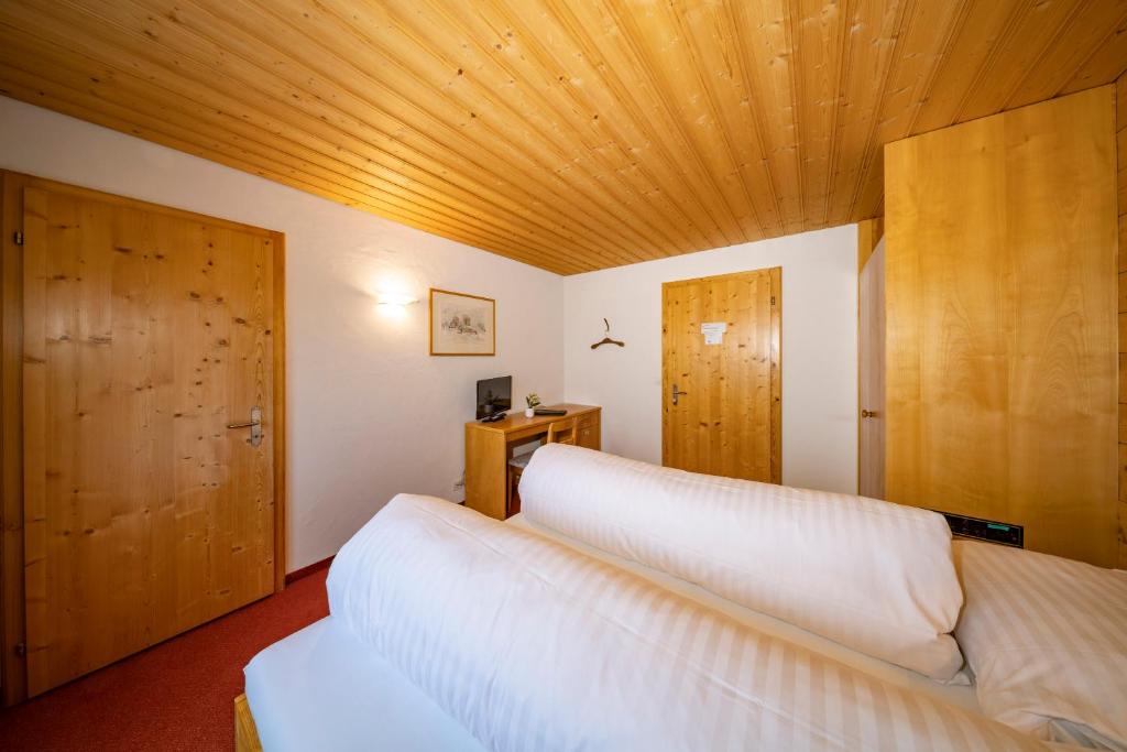 Postel nebo postele na pokoji v ubytování Hotel und Restaurant Chäseren