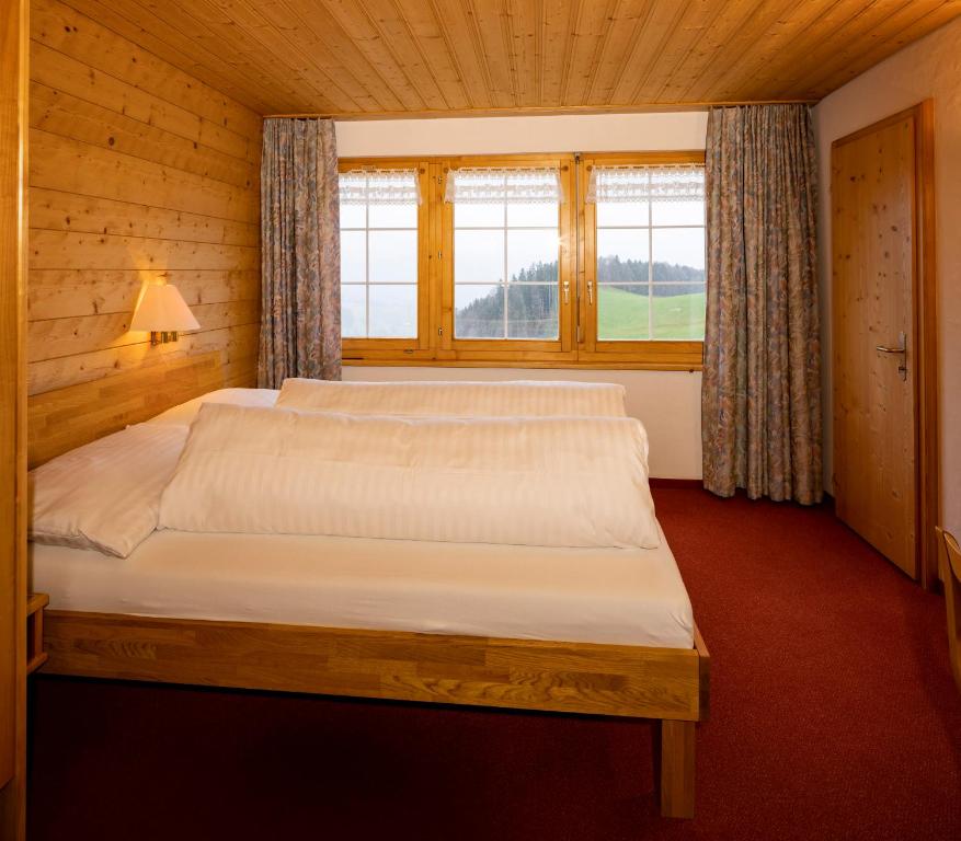 Postel nebo postele na pokoji v ubytování Hotel und Restaurant Chäseren