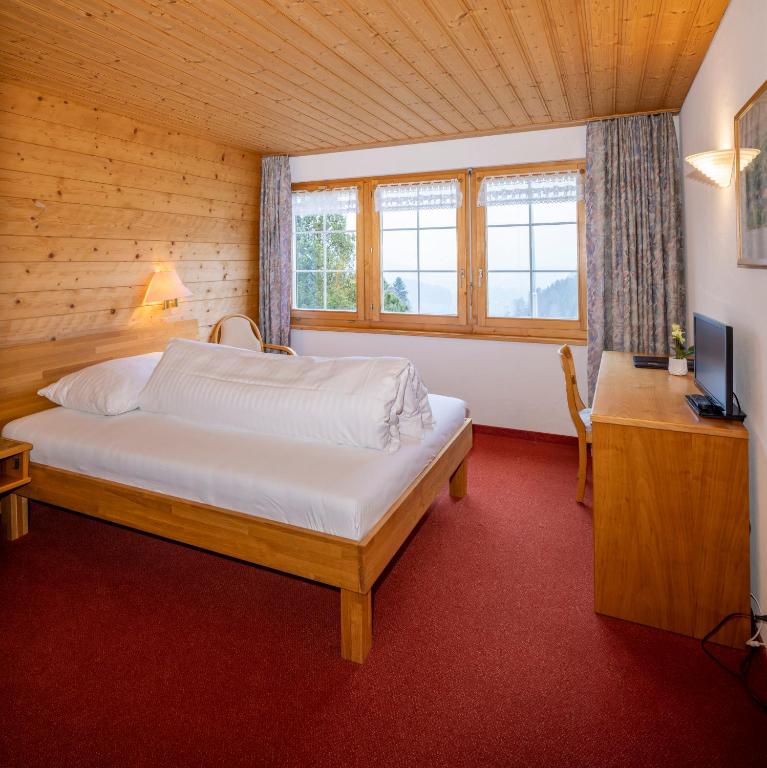 Postel nebo postele na pokoji v ubytování Hotel und Restaurant Chäseren
