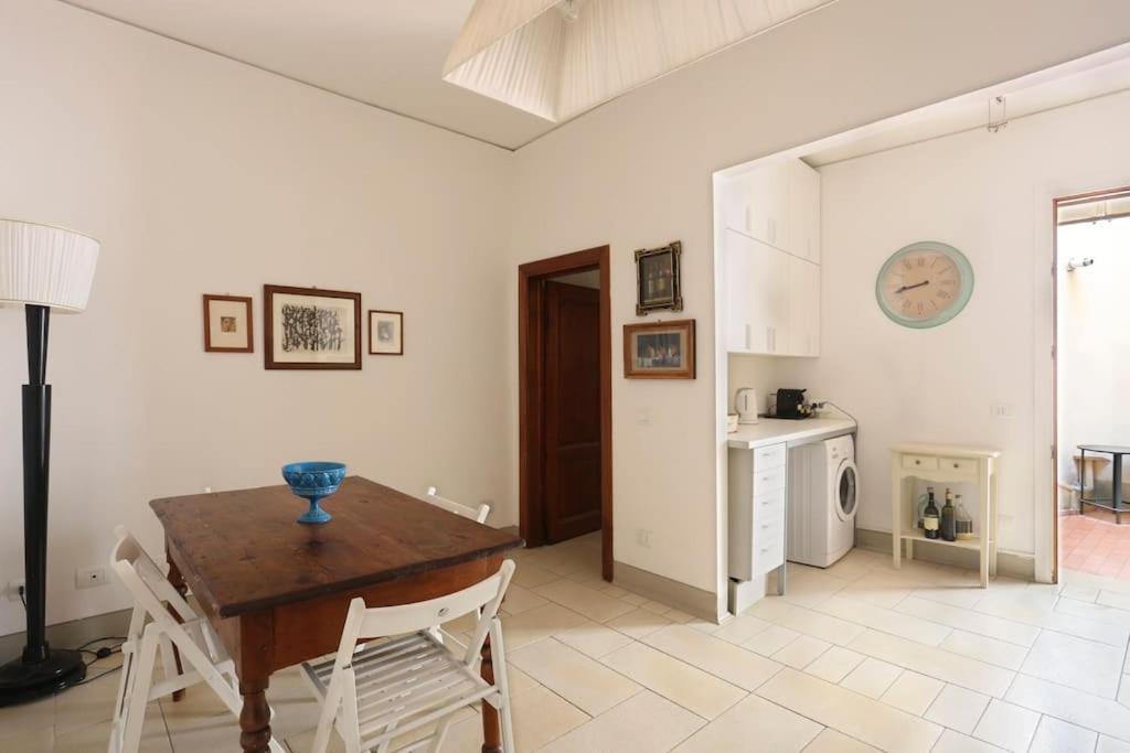 eine Küche und ein Esszimmer mit einem Tisch und Stühlen in der Unterkunft Belle Donne Historical Apartment - City Center in Florenz