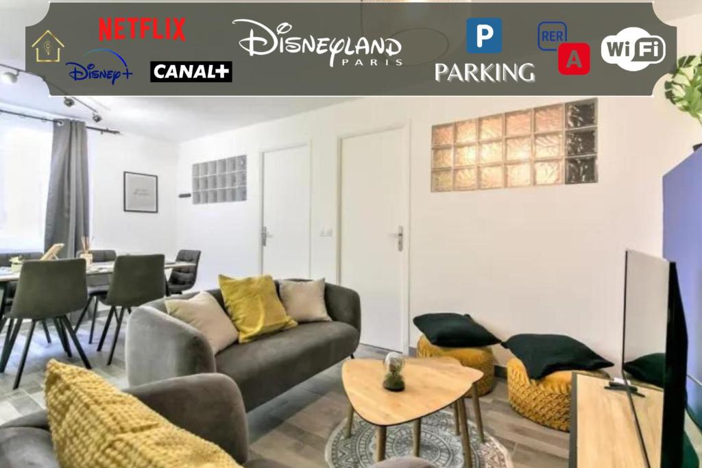 een woonkamer met een bank en een tafel bij Appart Disney T3 Sweet place in Montévrain