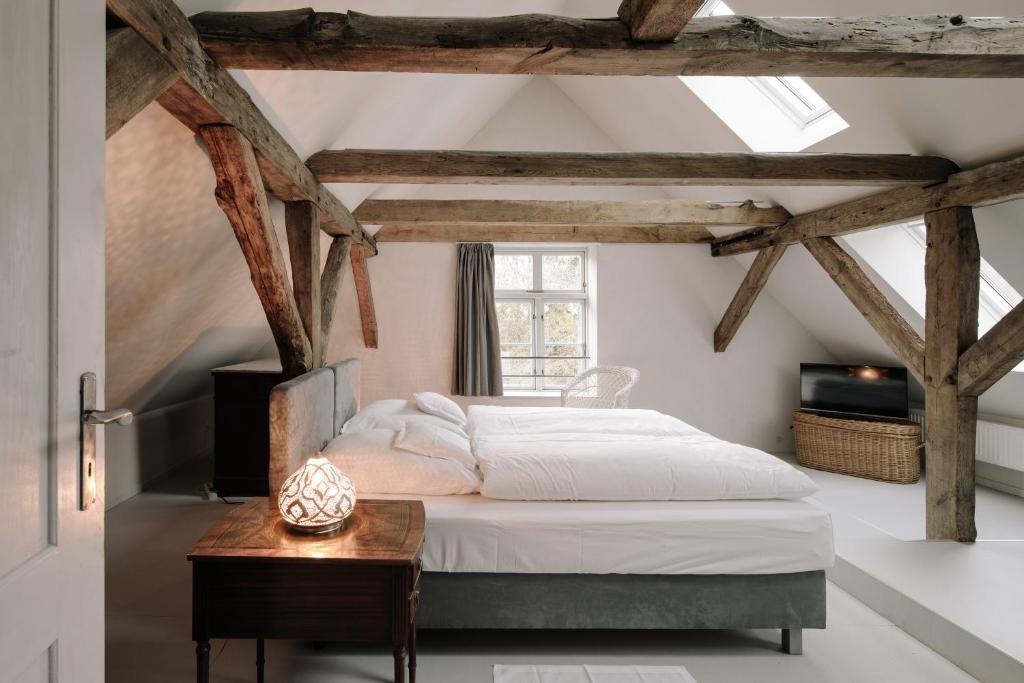 Apartment Alte Schmiede في Saal: غرفة نوم بسرير في غرفة عوارض خشبية