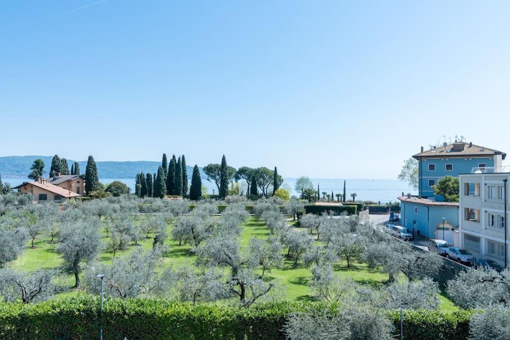 vistas a un jardín con árboles y edificios en Casa Peler al Benaco - Style, Lake view & Pool en Toscolano Maderno